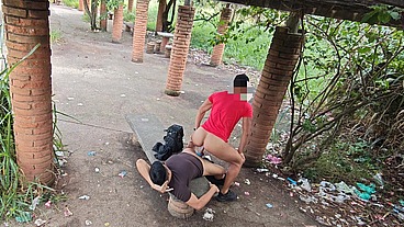 PASSEI O DIA DANDO MEU CU NESTE BANCO DE PARQUE. 5 CARAS HÉTEROS FIZERAM FILA PARA ME COMER E GOZAR NO MEU CU