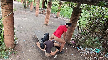 PASSEI O DIA DANDO MEU CU NESTE BANCO DE PARQUE. 5 CARAS HÉTEROS FIZERAM FILA PARA ME COMER E GOZAR NO MEU CU