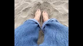 Playa y pies en la arena