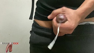 En las escaleras una mano me masturba hasta venirnos los dos.