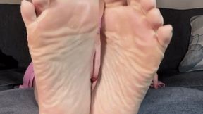 Seductive Succubus Soles JOI - Goddess Alya dazzles in this sexy feet JOI featuring wrinkled soles, moaning, scrunched soles, a cum countdown, and more