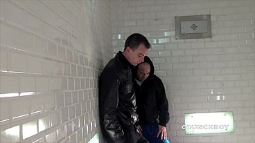 1376 snreaker domination in public subwuy in paris