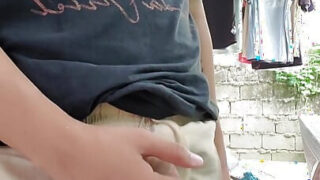 Selbstgedrehtes Video im Freien, das eine asiatische Teenagerin zeigt, die riesige Schwänze mit Handjob und explosiven Samenergüssen streichelt.