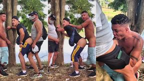 torcedores heteros fazendo sexo atras do campo de futebol
