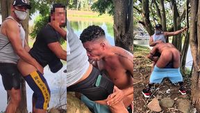 torcedores heteros fazendo sexo atras do campo de futebol