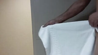 Stor dildo tonåring homosexuella amatörer onanerar och ger slarviga avsugningar och handjobs i hemmagjord anal action