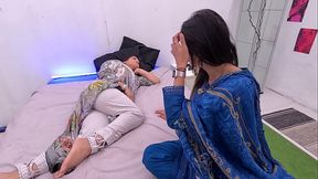 orgia con chicas arabes, se dejan follar duro y se pasan toda la polla por la cara