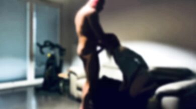 Szczupła umięśniona milfetka. Hot głębokie gardło.