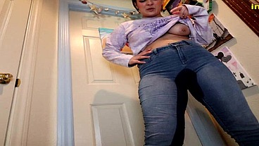 Faith Shalynn pissing her super tight jeans