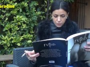 Jolie brune avec une veste en fourrure et en cuir fume une cigarette