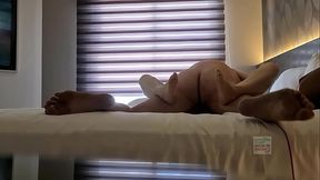 Ella grita : Wuau! Yo: Mira como me dejaste escurriendo la verga! Ella: Como lo haces? Yo: te la meto al fondo y le hago as&iacute_.