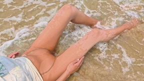 868 Wet Glossy Nude Pantyhose on the Beach