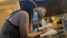 Nadia White's Barefoot and Flip Flop Tease - 720 wmv