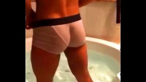 Llega del bar borrache y lo persigo hasta la ducha me muestra el culo mojado