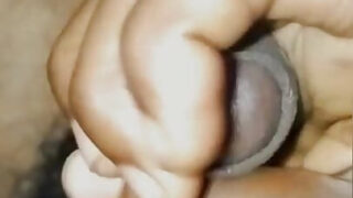 Băieți amatori indieni de la facultate se uită și se masturbează la duș înainte de un trio anal hardcore