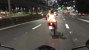 Casada adora se exibir de vestido sem calcinha em cima da moto a procura de comedores