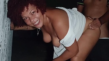 Casada adora se exibir de vestido sem calcinha em cima da moto a procura de comedores