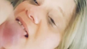 il ecarte mon string et me baise a fond et fini par une bonne facial