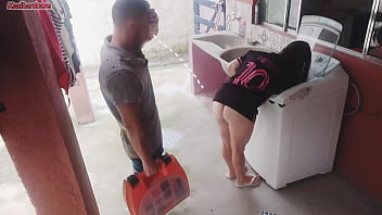 Dona de casa casada paga t&eacute_cnico de m&aacute_quina de lavar com a bunda enquanto corno esta fora
