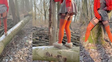 Flashing a pussy in the park while passing boys watch