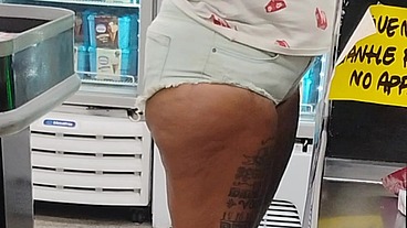 Se exibindo feliz pois o amante vai visitar mais tarde