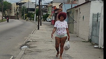 Se exibindo feliz pois o amante vai visitar mais tarde