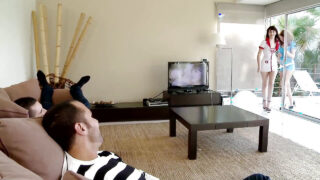 Słodka amatorka, nastoletnia Myss Alessandra, ma ciasny tyłek, ruchana podczas intensywnej grupowej orgii seksualnej z Xavim Trallą