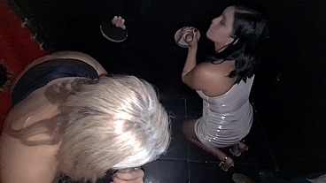 Aventuras do Casal Mattos - Levei minha mulher no swing pra dar pra todo mundo enquanto eu gozava na buceta da amiga dela