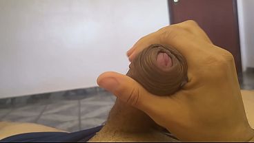 Punheta gostosa do corno no quarto
