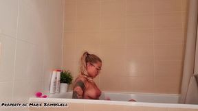 je me filme dans ma baignoire avec mon sextoy et je me fais jouir pour toi