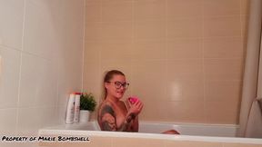 je me filme dans ma baignoire avec mon sextoy et je me fais jouir pour toi