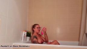 je me filme dans ma baignoire avec mon sextoy et je me fais jouir pour toi