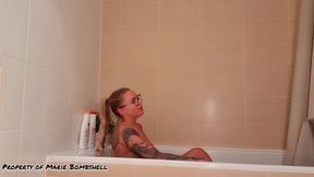 je me filme dans ma baignoire avec mon sextoy et je me fais jouir pour toi