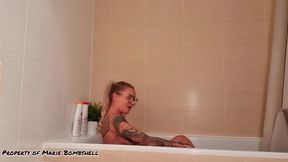 je me filme dans ma baignoire avec mon sextoy et je me fais jouir pour toi