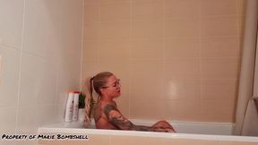 je me filme dans ma baignoire avec mon sextoy et je me fais jouir pour toi