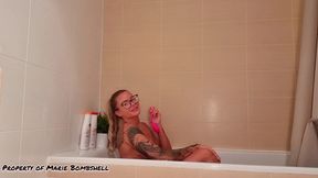 je me filme dans ma baignoire avec mon sextoy et je me fais jouir pour toi