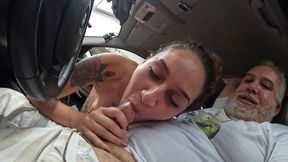 com dois dentro do carro a safada pediu porra na bunda