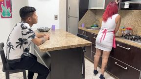 madrastra compartida con su hijastro - esposa es cojida por su hijastro y su marido cornudo a la vez porque es la puta de la casa