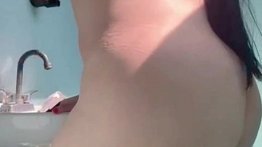 CULONA LATINA MEXICANA SECRETARIA EN DIAS FERTILES SE QUITA TODO SU UNIFORME EN EL CUARTO DE LA OFICINA MUESTRA TODO SU CULO Y VAGINA SECRETARIA EN CACHETEROS