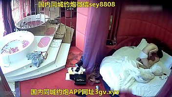 情趣酒店两个女同开房磨豆腐看地上的奢侈品两个应该家境不错