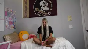 College Teen Makes a Big Dick Cum in Her Dorm Room!!