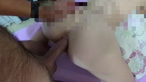 anal chica cachonda a cuatro patas toma una polla enorme y la mete en su pequeno y apretado culo hasta correrse dentro