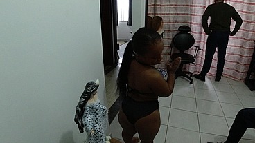 Aventuras do Casal Mattos - Levamos o anão pitoco e a anãzinha do mau na praia pra massager a mini buceta e o mini cuzinho
