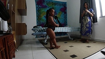 Aventuras do Casal Mattos - Levamos o anão pitoco e a anãzinha do mau na praia pra massager a mini buceta e o mini cuzinho