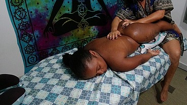 Aventuras do Casal Mattos - Levamos o anão pitoco e a anãzinha do mau na praia pra massager a mini buceta e o mini cuzinho