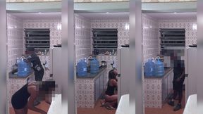 o entregador voltou e meteu gostoso na hotwife enquanto o corno se escondeu no banheiro