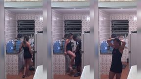 o entregador voltou e meteu gostoso na hotwife enquanto o corno se escondeu no banheiro