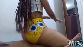 Mi hermanastra se equivoca de cama, miro su gran culo y la follo de perrito e inversa Por su co&ntilde_o