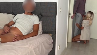 Sipariş getiren kuryeye ödemesini yapıyorum (I pay the courier)