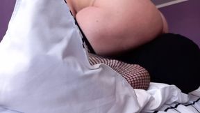 Relaxing under a blonde MILF&#039;s ass